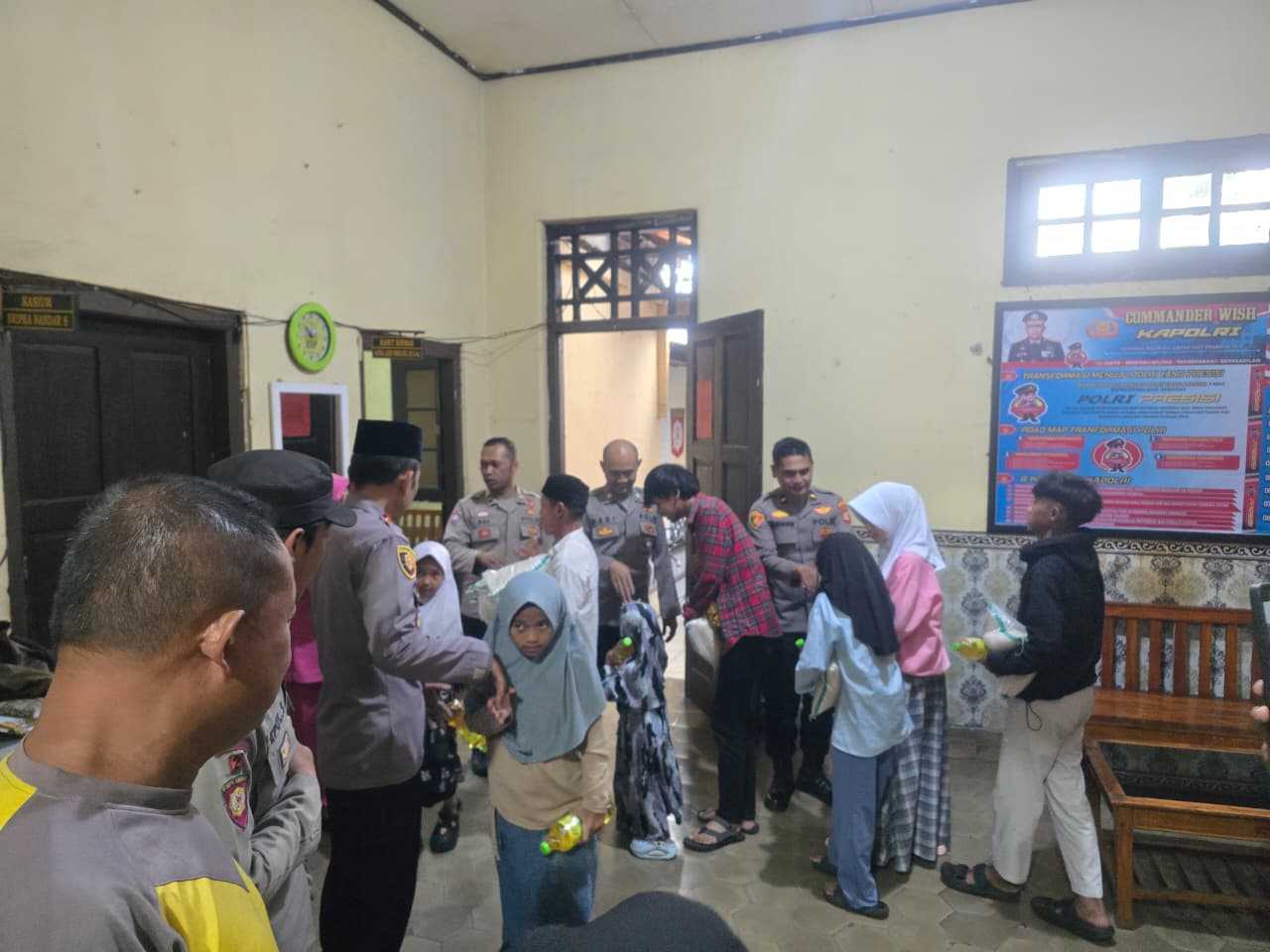 Ramadhan Penuh Berkah, Polsek Cibatu Bagikan 100 Paket Sembako untuk Dhuafa dan Anak Yatim